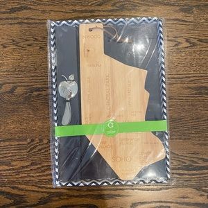 C Wonder NYC Cutting Board and Cheese Knife Gift Set New.